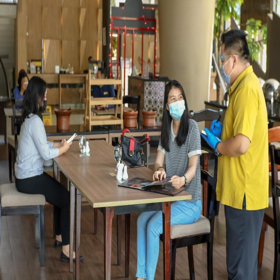 Howard Johnson By Wyndham Pekalongan Buitenkant foto