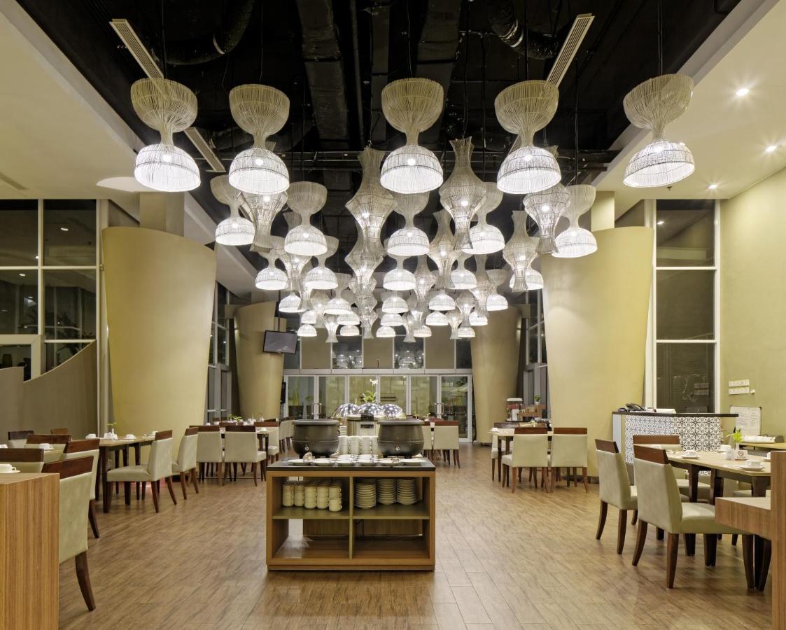 Howard Johnson By Wyndham Pekalongan Buitenkant foto