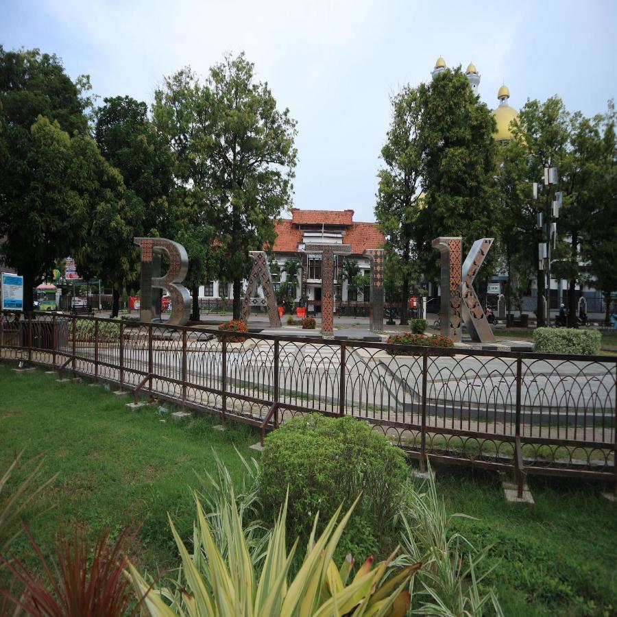Howard Johnson By Wyndham Pekalongan Buitenkant foto