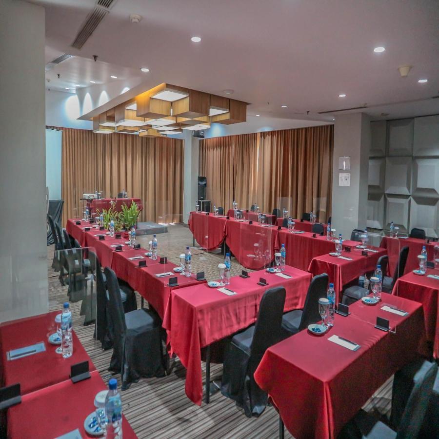 Howard Johnson By Wyndham Pekalongan Buitenkant foto