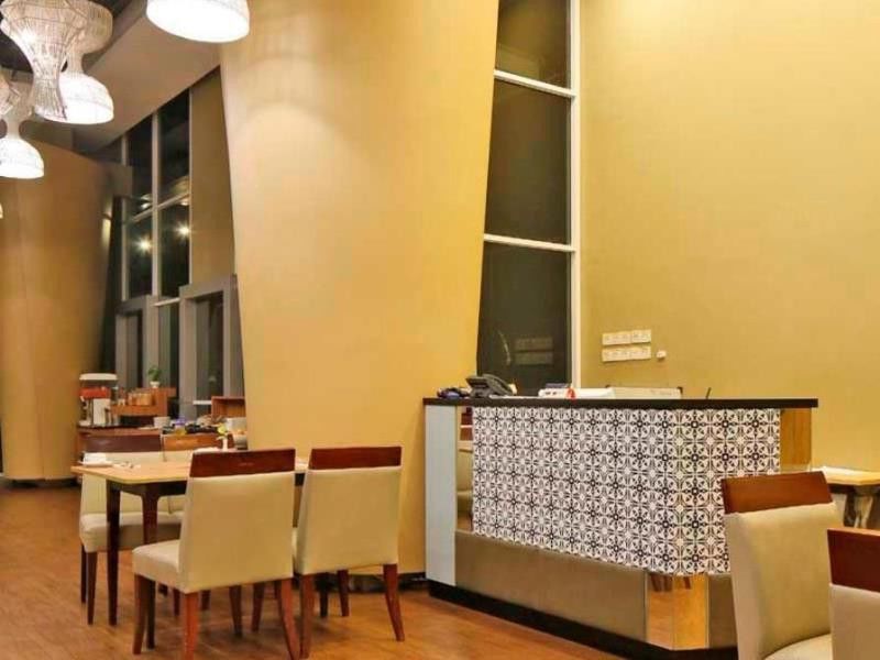 Howard Johnson By Wyndham Pekalongan Buitenkant foto