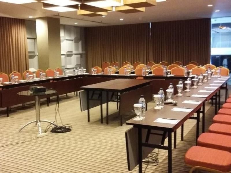 Howard Johnson By Wyndham Pekalongan Buitenkant foto