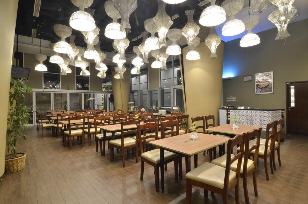 Howard Johnson By Wyndham Pekalongan Buitenkant foto