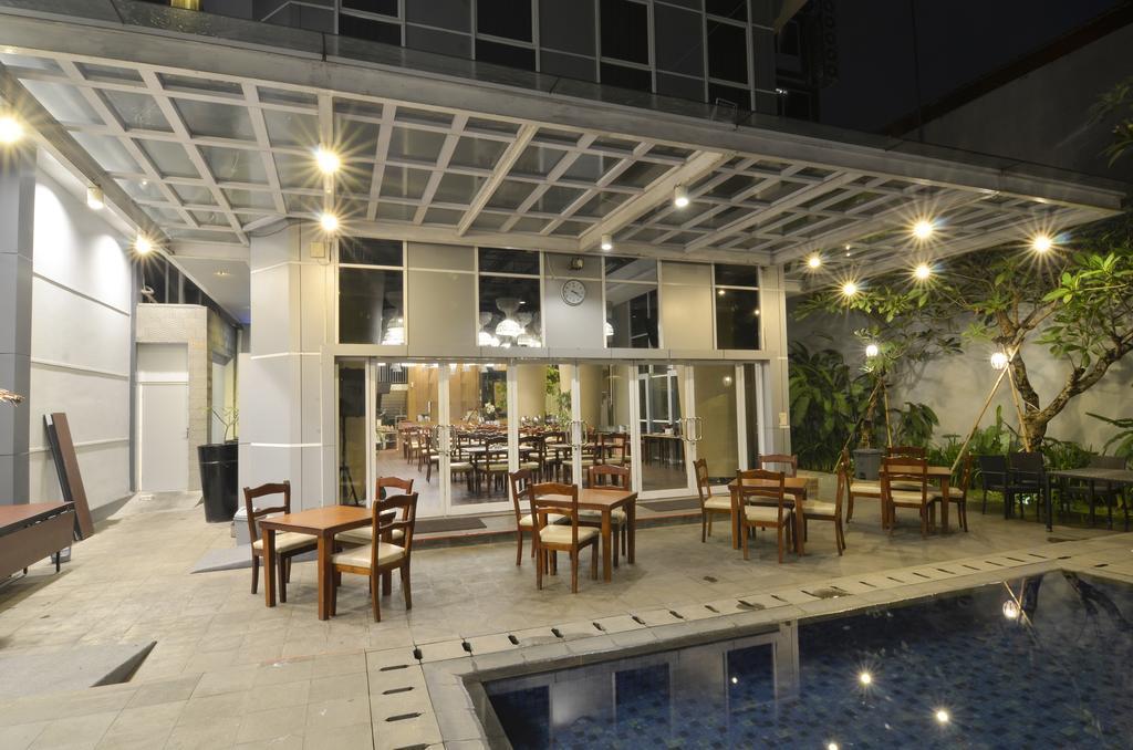 Howard Johnson By Wyndham Pekalongan Buitenkant foto