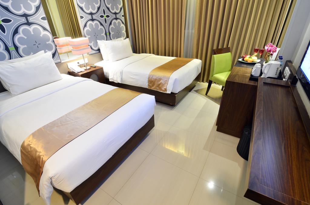 Howard Johnson By Wyndham Pekalongan Buitenkant foto