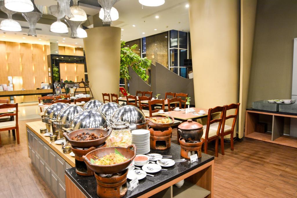 Howard Johnson By Wyndham Pekalongan Buitenkant foto