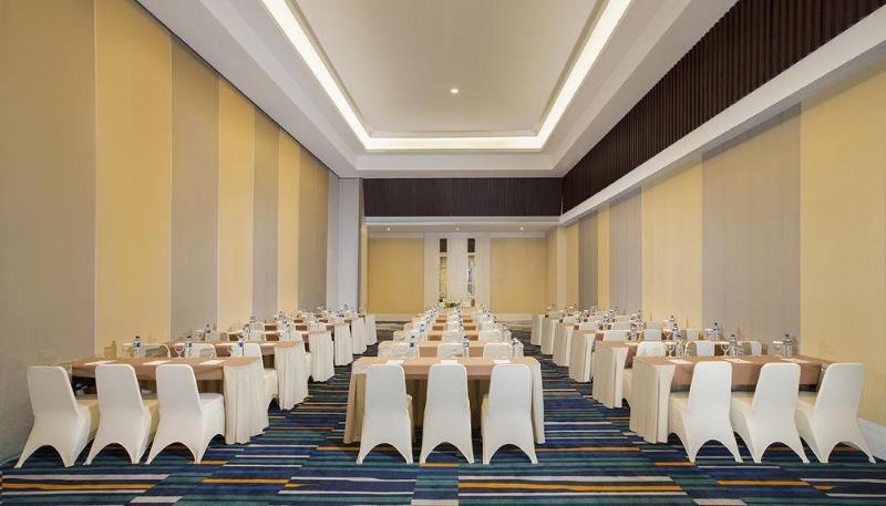 Howard Johnson By Wyndham Pekalongan Buitenkant foto